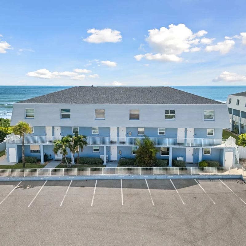 Bright Cozy Condo with Pool & Stunning Ocean Views